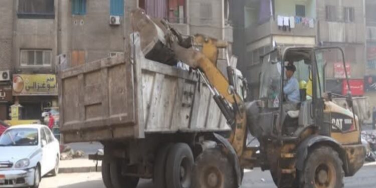 حملات نظافة مكبرة بمنطقة القومية بأحياء الوراق و إمبابة ورفع ٢٠٠ طن مخلفات 