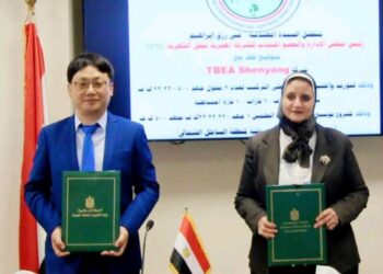 الشركة المصرية لنقل الكهرباء توقع عقد توريد محولين لمحطة العلمين