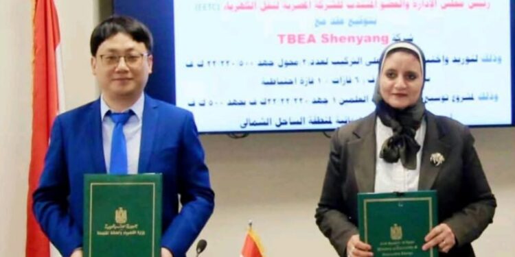 الشركة المصرية لنقل الكهرباء توقع عقد توريد محولين لمحطة العلمين