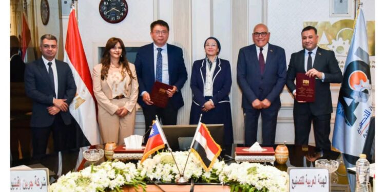 رئيس الهيئة العربية للتصنيع ووزيرة البيئة يوقعان عقود واتفاقيات فى مجال مشروعات حماية البيئة