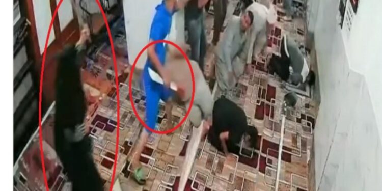 مشاجره بالشوم والسلاح الابيض أثناء سجود المصليين بالمسجد