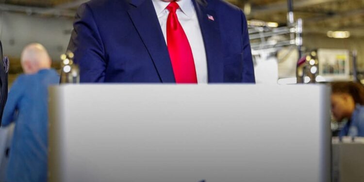 ترامب يطالب شركة آبل بصناعة هواتف آيفون داخل الولايات المتحدة الأمريكية