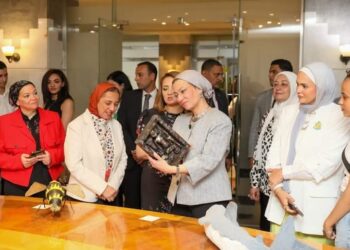 د. ياسمين فؤاد تفتتح معرض “إعادة التدوير” لمؤسسة لمسات للفن التشكيلي