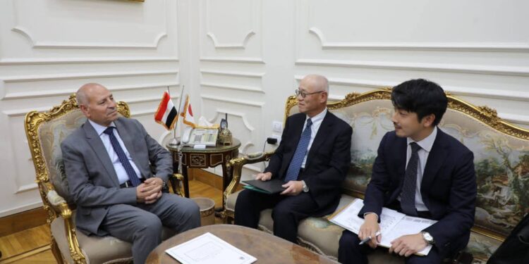 محافظ القاهرة يلتقى بالسفير فوميو إيواى سفير اليابان بالقاهرة بمكتبه بديوان عام المحافظة