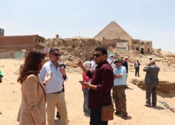 نائب محافظ الجيزة يتفقد مشروع تطوير المنطقة الواقعة بين مطار سفنكس الدولى وهرم سقارة