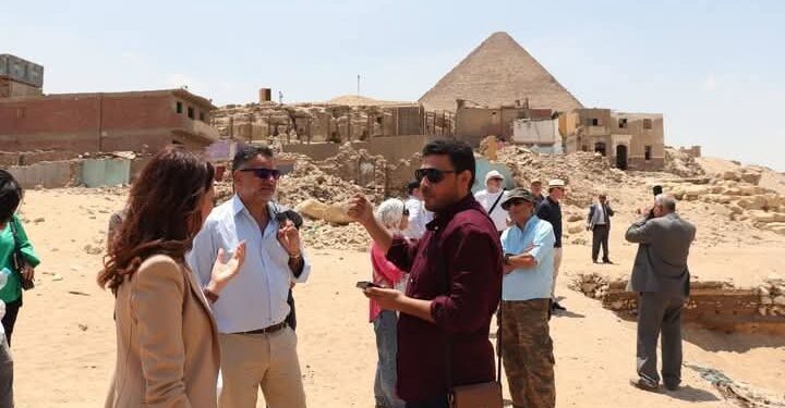 نائب محافظ الجيزة يتفقد مشروع تطوير المنطقة الواقعة بين مطار سفنكس الدولى وهرم سقارة