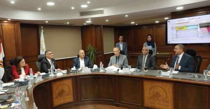 عقد اللقاء الأسبوعي بالجيزة لبحث شكاوى وطلبات مواطني أحياء الدقي والوراق وبولاق الدكرور والعمرانية