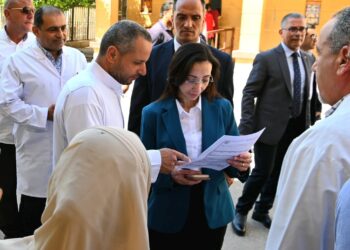 محافظ البحيرة تفاجئ مستشفى دمنهور العام   وإحاله مدير المخازن الرئيسيه للتحقيق