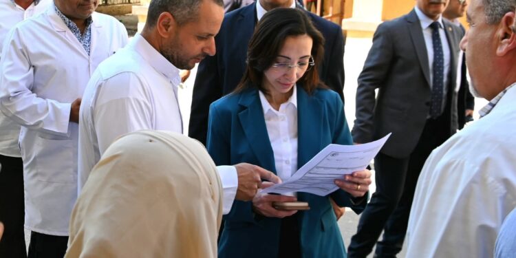 محافظ البحيرة تفاجئ مستشفى دمنهور العام وإحاله مدير المخازن الرئيسيه للتحقيق