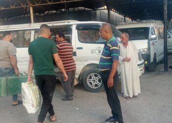 المرور يفرض سيطرته على مواقف طهطا.. انضباط يليق بالمواطن