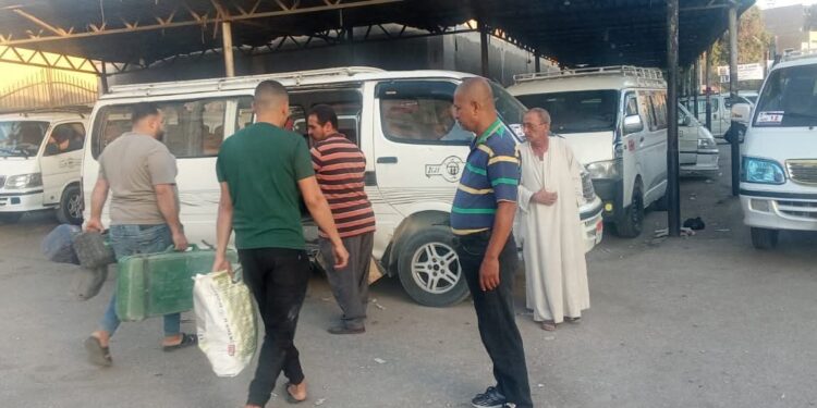 المرور يفرض سيطرته على مواقف طهطا.. انضباط يليق بالمواطن