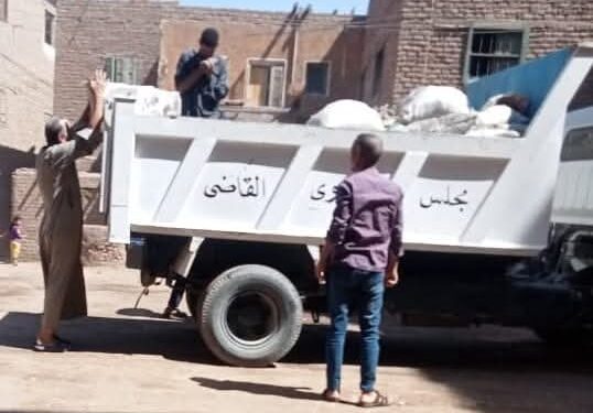 تواصل جهود نظافة القرى والنجوع بطهطا لرفع المخلفات والتراكمات