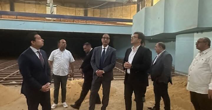 وزير الثقافة ومحافظ الفيوم يتفقدا قصر ثقافة المحافظه للوقوف على مراحل تنفيذ مشروع التطوير