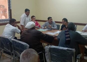 توقيع عقود تقنين املاك الدولة بقنا 