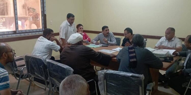 توقيع عقود تقنين املاك الدولة بقنا 