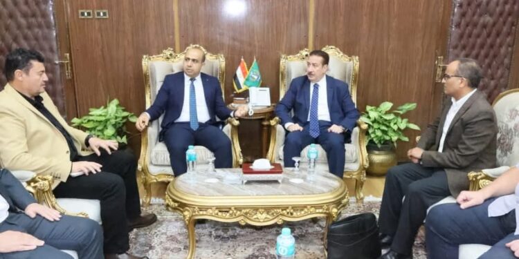 محافظ المنوفية يبحث مع وفد البيئة تعزيز التعاون في إدارة المخلفات وتدوير القمامة