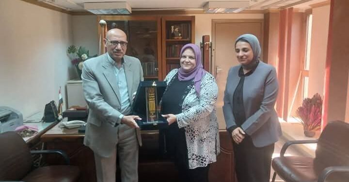 هيئة قصور الثقافة تكرم لاميس الشرنوبي رئيس إقليم القاهرة تقديرا لعطائها