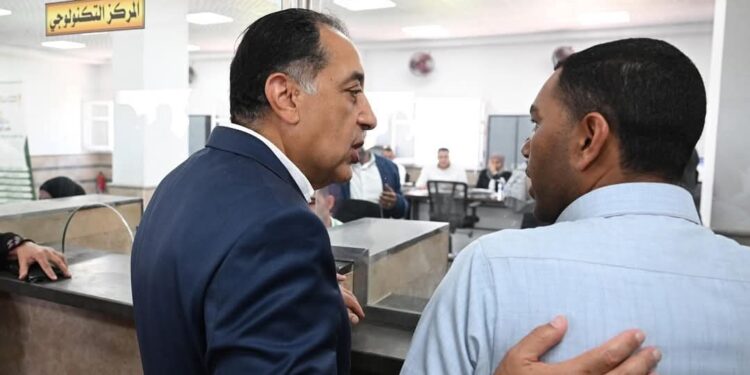 رئيس الوزراء يتفقد المركز التكنولوجي بزاوية صقر ضمن حياة كريمة