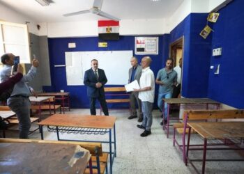 محافظ أسيوط يتابع جاهزية المدارس والكنترول 