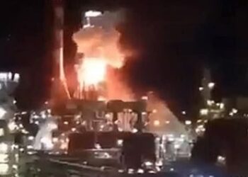 وكالة مهر الإيرانية: استهداف مصفاة نفط حيفا بهجوم صاروخي إيراني