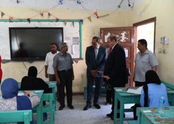 محافظ قنا يتفقد لجان امتحانات الثانوية العامة ويطمئن على انتظامها