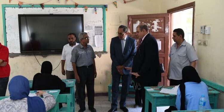 محافظ قنا يتفقد لجان امتحانات الثانوية العامة ويطمئن على انتظامها