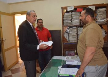 محافظ الغربية خلال جولة مفاجئة داخل مبنى الوحدة المحلية بسبرباي بمركز طنطا