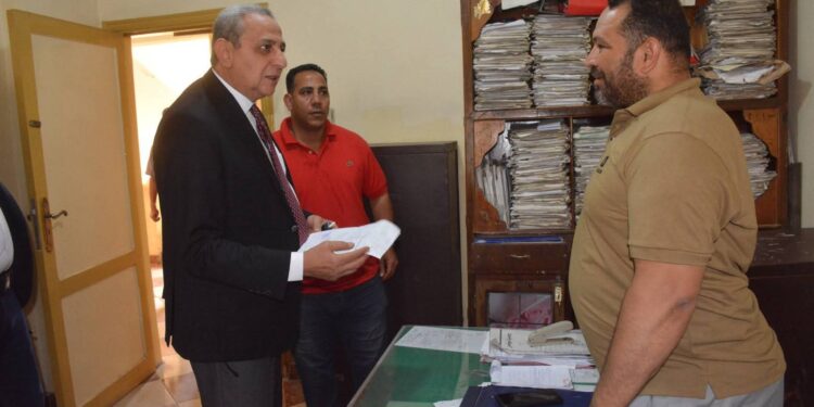 محافظ الغربية خلال جولة مفاجئة داخل مبنى الوحدة المحلية بسبرباي بمركز طنطا