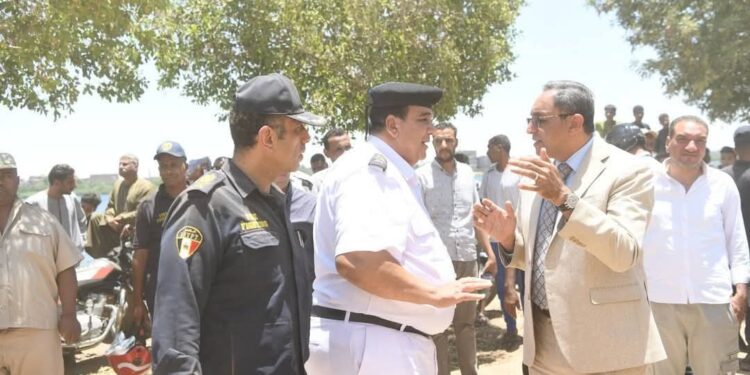 محافظ قنا يتابع عمليه انقاذ طفلة من انهيار منزلهم بدندرة ويوجه بسرعه دعم المتضررين