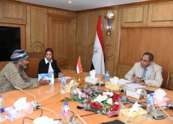 محافظ قنا يستمع لشكاوى المواطنين ويؤكد: تلبية احتياجاتكم أولويتنا القصوى