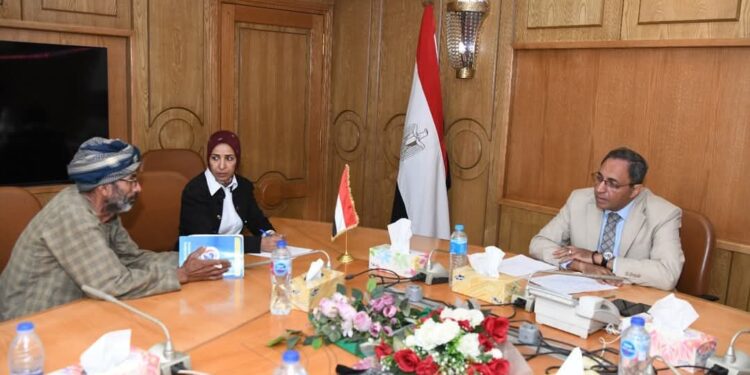 محافظ قنا يستمع لشكاوى المواطنين ويؤكد: تلبية احتياجاتكم أولويتنا القصوى