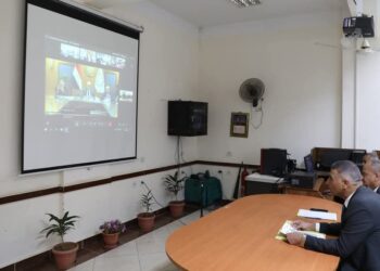 محافظ أسوان يتابع الامتحانات ويتواصل مع الوزير لضمان نجاحها