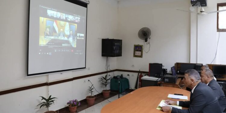 محافظ أسوان يتابع الامتحانات ويتواصل مع الوزير لضمان نجاحها