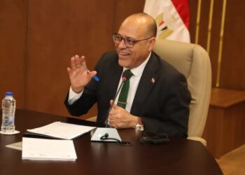 بعد تلقيه تقريرًا بمفاوضة ناجحة وزير العمل: توجيهاتي مستمرة بتكثيف التواصل مع عمالنا 