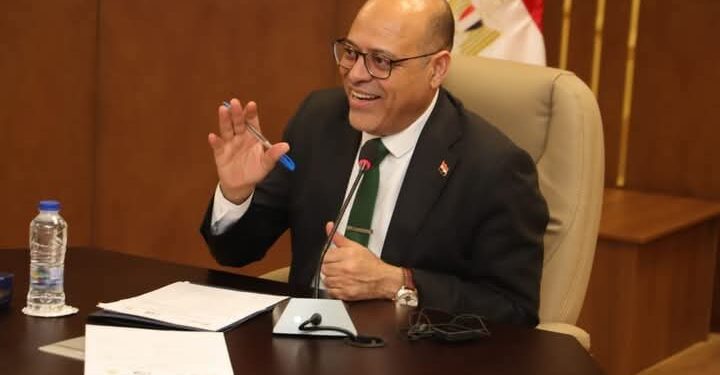 بعد تلقيه تقريرًا بمفاوضة ناجحة وزير العمل: توجيهاتي مستمرة بتكثيف التواصل مع عمالنا