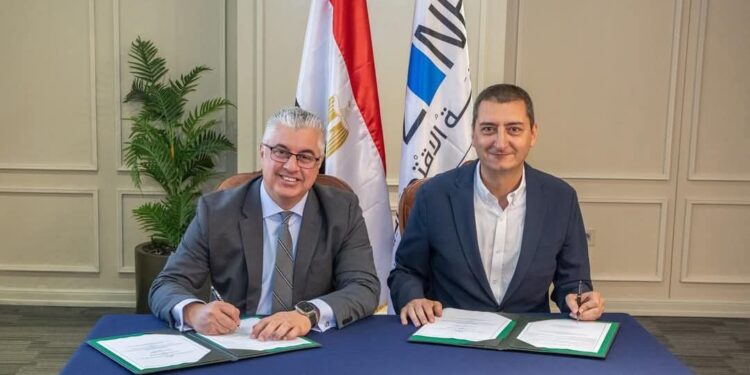 رئيس اقتصادية قناة السويس يبرم اتفاقًا مع «أولوسوي» التركية لدعم صناعة النسيج”