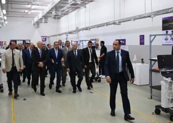 جولة لرئيس الوزراء  لمشروع تصنيع أجهزة شاشات التليفزيون والهواتف المحمولة بـ 6 أكتوبر