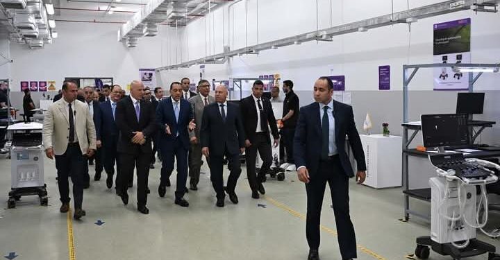 جولة لرئيس الوزراء لمشروع تصنيع أجهزة شاشات التليفزيون والهواتف المحمولة بـ 6 أكتوبر