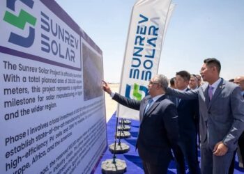 رئيس اقتصادية قناة السويس يشهد وضع حجر الأساس لمجمع لإنتاج مستلزمات الطاقة الشمسية بالسخنه