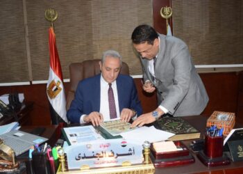 محافظ الغربية يُجري اتصالًا هاتفيًا بأوائل الشهادة الإعدادية.. ويُهنئهم وأسرهم: 