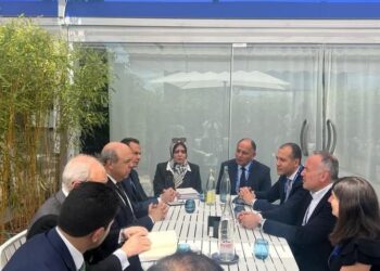 وزير الطيران المدني يلتقي مسئولي شركات عالمية متخصصة في إدارة وتشغيل المطارات بمعرض باريس