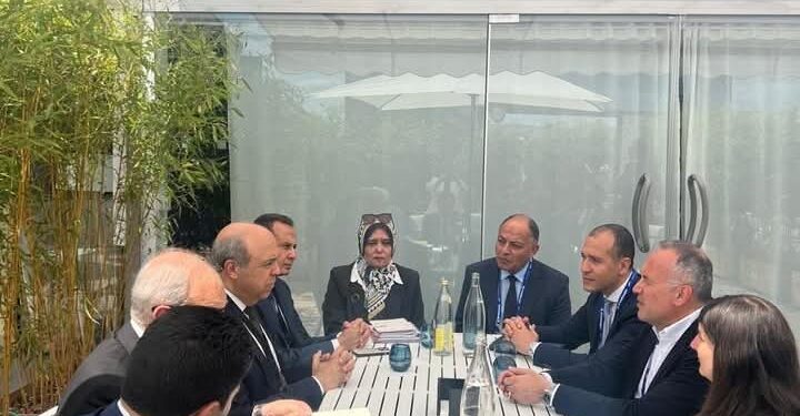 وزير الطيران المدني يلتقي مسئولي شركات عالمية متخصصة في إدارة وتشغيل المطارات بمعرض باريس