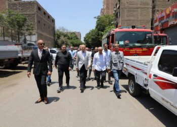 محافظ القاهرة ومدير أمن القاهرة يشرفان على عمليات إنقاذ سكان العقارين المنهارين بحى حدائق القبة