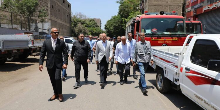 محافظ القاهرة ومدير أمن القاهرة يشرفان على عمليات إنقاذ سكان العقارين المنهارين بحى حدائق القبة