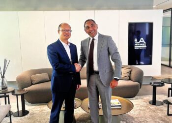 زيارة أليكس نان – نائب رئيس مجموعة چيلي العالمية والرئيس التنفيذي لLEVC – إلى مجموعة أبوغالي موتورز