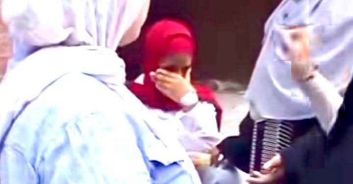 بكاء وانهيار طلاب الثانوية العامة بسبب صعوبة امتحان اللغة العربية الامتحان طويل محتاج وقت اكتر وصعب