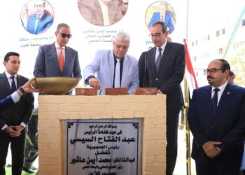 وزير التعليم العالي ومحافظ الفيوم يضعان حجر أساس مركز علاج الأورام بجامعة الفيوم 