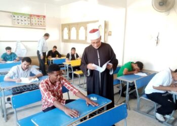 رئيس منطقة المنيا الأزهرية يتفقد لجان معهد عمر بن عبدالعزيز