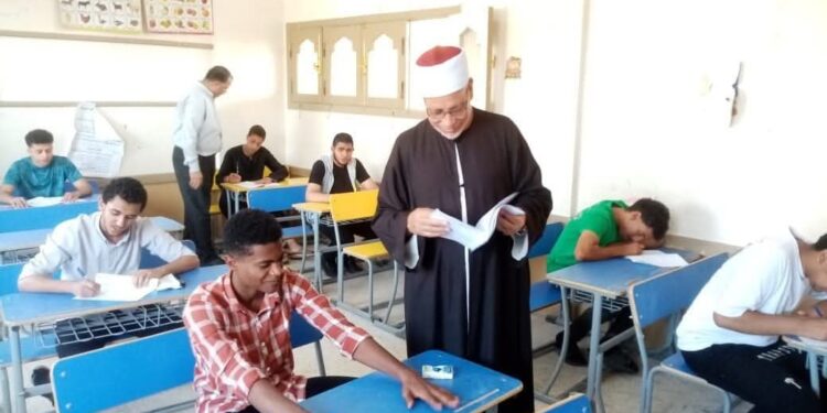 رئيس منطقة المنيا الأزهرية يتفقد لجان معهد عمر بن عبدالعزيز