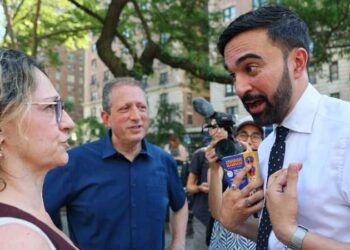 شاب مسلم تقدّمي يهزم كومو ويفوز بترشيح الحزب الديمقراطي لرئاسة بلدية نيويورك